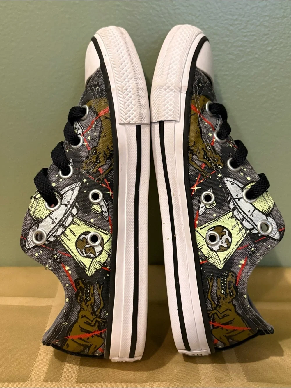 Converse Dinoverse kids size 1 low top dinosaur space planets t-Rex sneaker shoe
